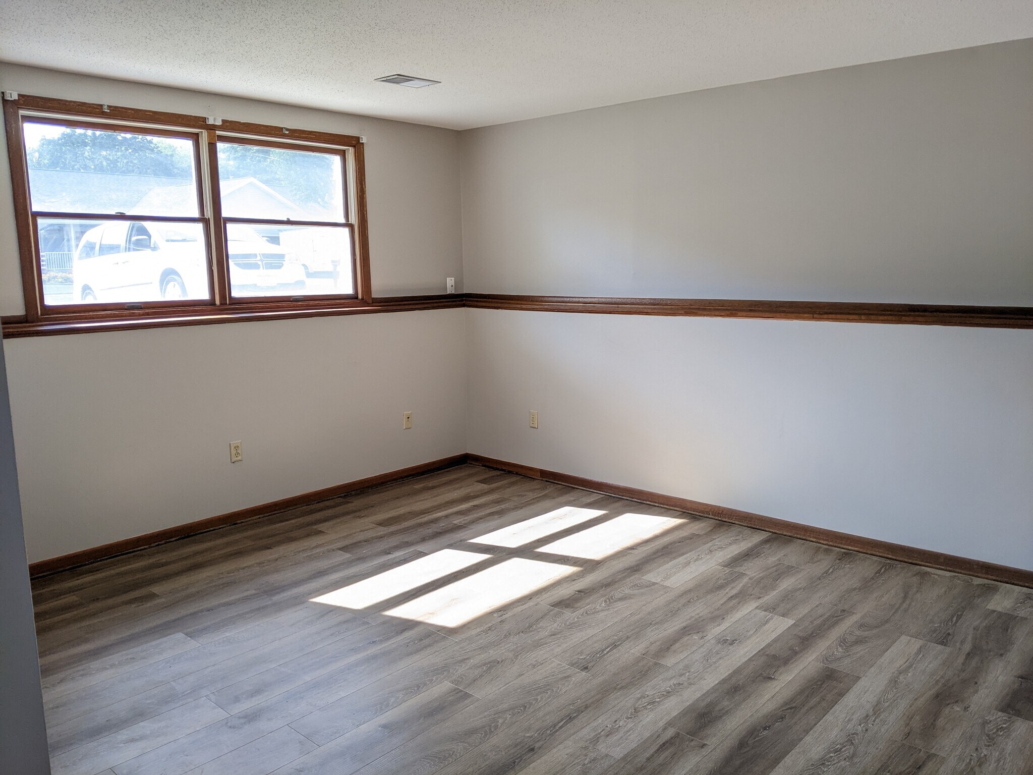 Building Photo - 303 N 6th St