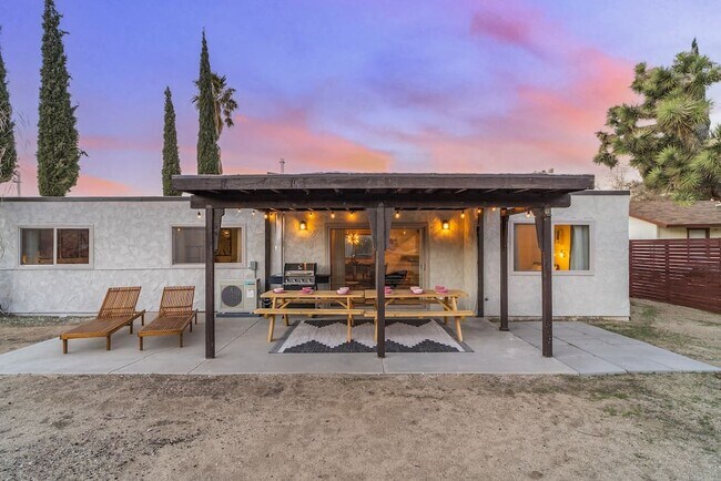 Building Photo - 57405 Navajo Trl