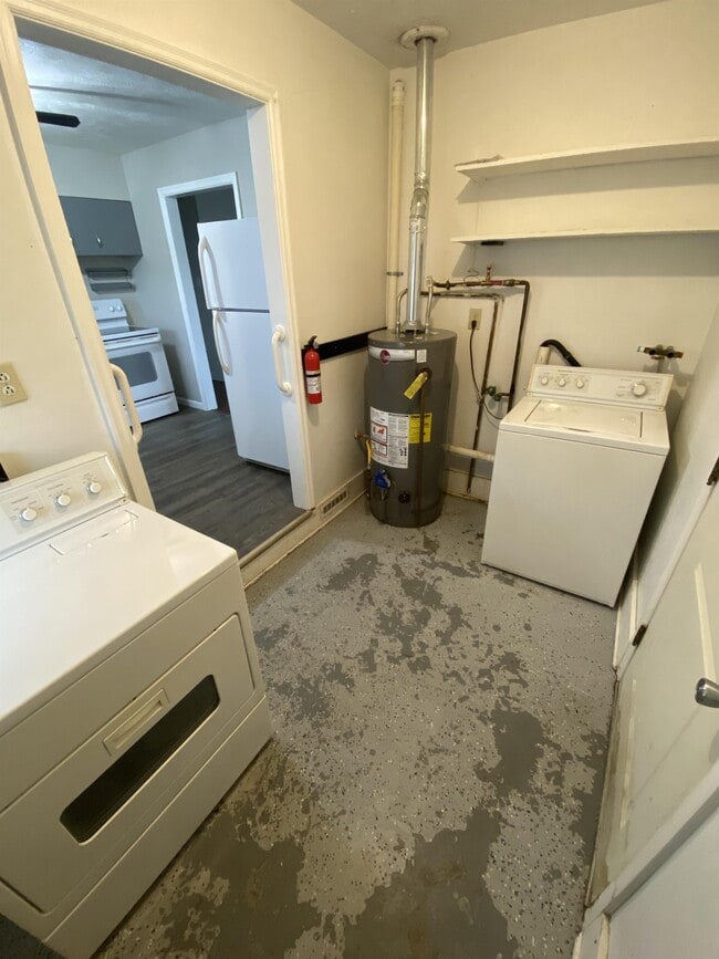 Building Photo - 877 Windsor Dr