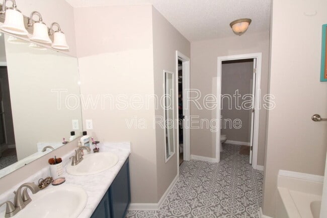 Building Photo - 4401 Clifton Dr