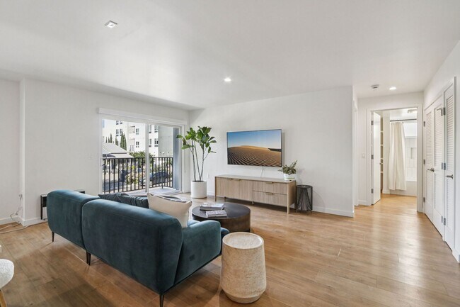 Building Photo - 1422 Tamarind Ave