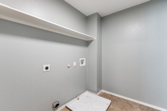 Building Photo - 2112 Royal Acres Trail