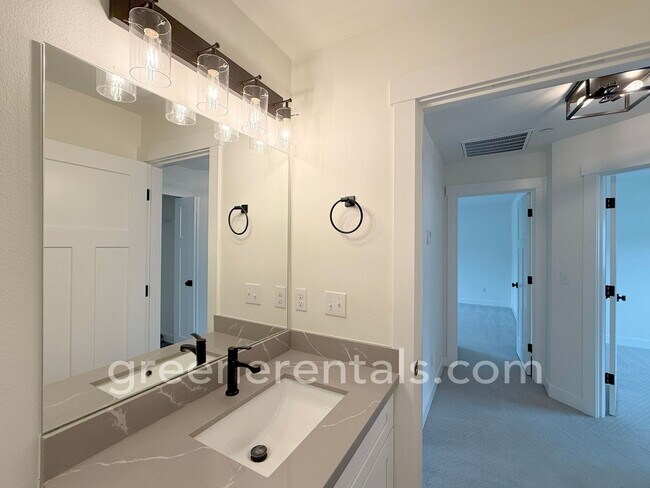 Building Photo - 2545 Natola Dr SE
