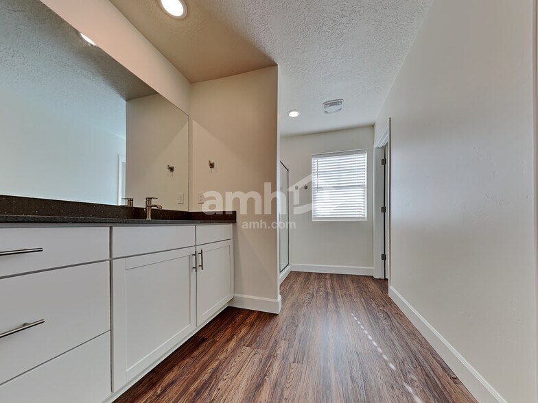 Building Photo - 259 N Dry Crk Rd