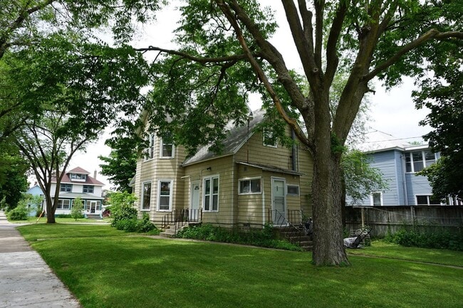 Building Photo - Large home on corner lot in great north si...