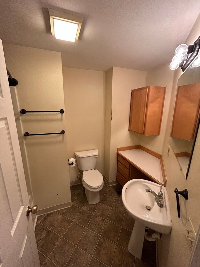 Building Photo - 3 Bedroom, 2 Bath House in Dundee- Great L...