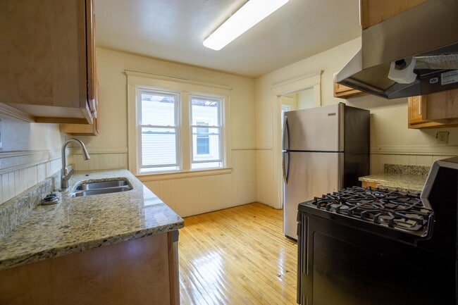 Building Photo - 3 Bedroom Apartment Close to Campus - 8/1/26