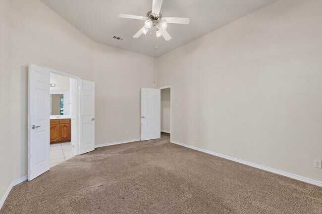 Building Photo - Spacious & Stylish Home in Quail Run-North...