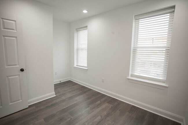 Building Photo - 724 N Dekalb St
