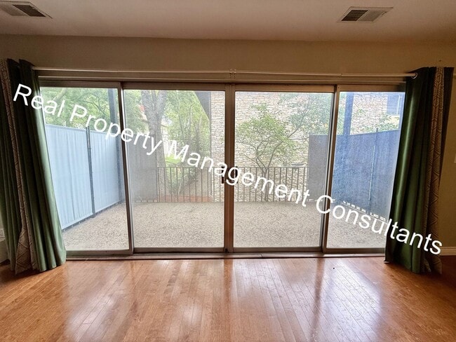 Building Photo - Beautiful Condo on the Plaza with City Vie...