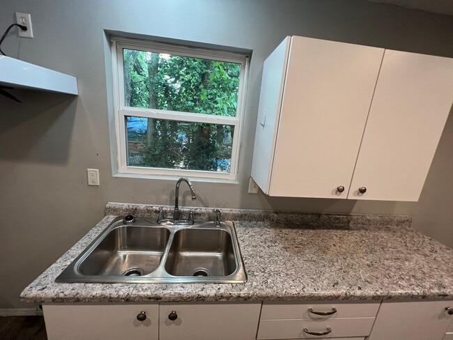 Building Photo - 3 Bed 2 Bath House