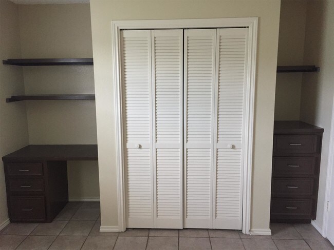 Building Photo - 305 N Montevideo Ave