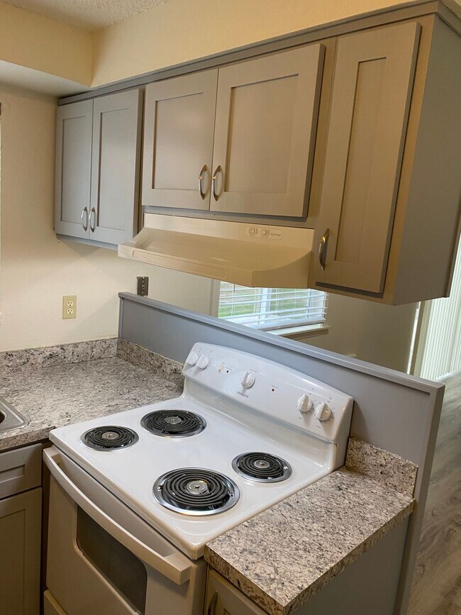 Building Photo - (905) Draper Arms Apartments - 2 Bedroom / 1 Bathroom (UPDATED)