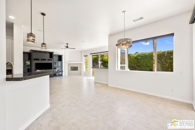 Building Photo - 4 Hillcrest Dr