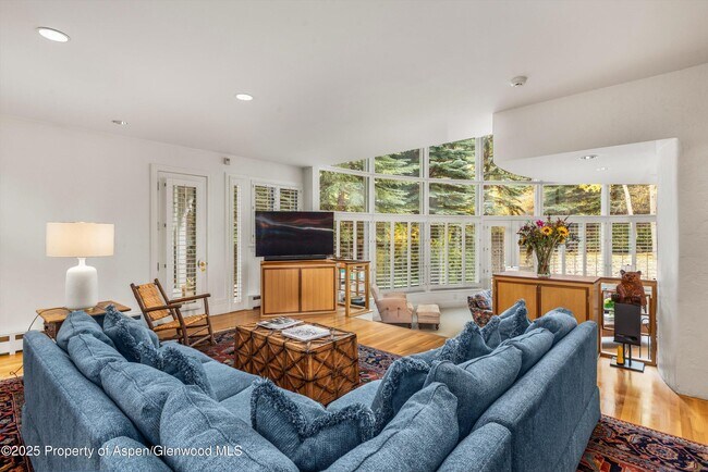 Building Photo - 431 W Hopkins Ave