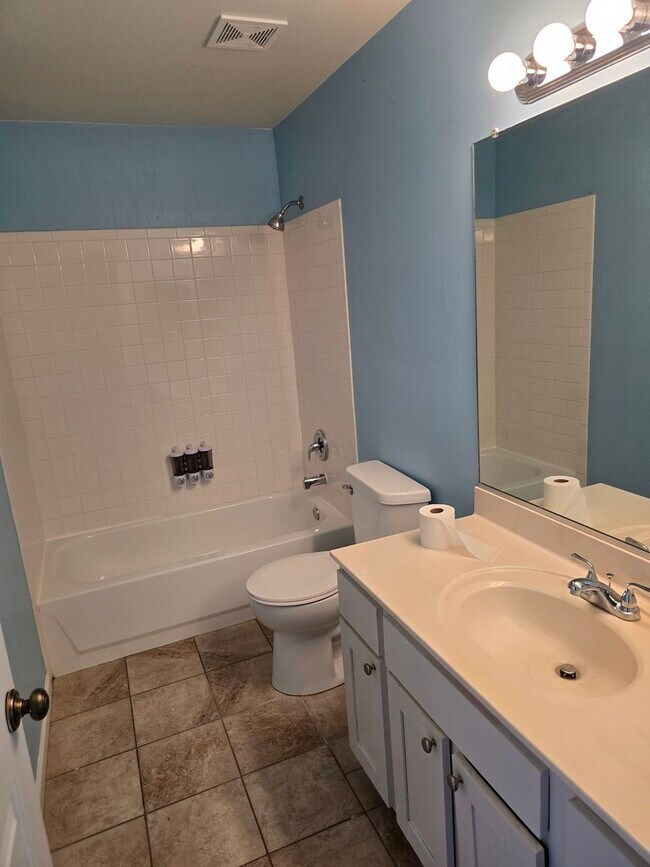 Building Photo - 14030 Danbury Dr