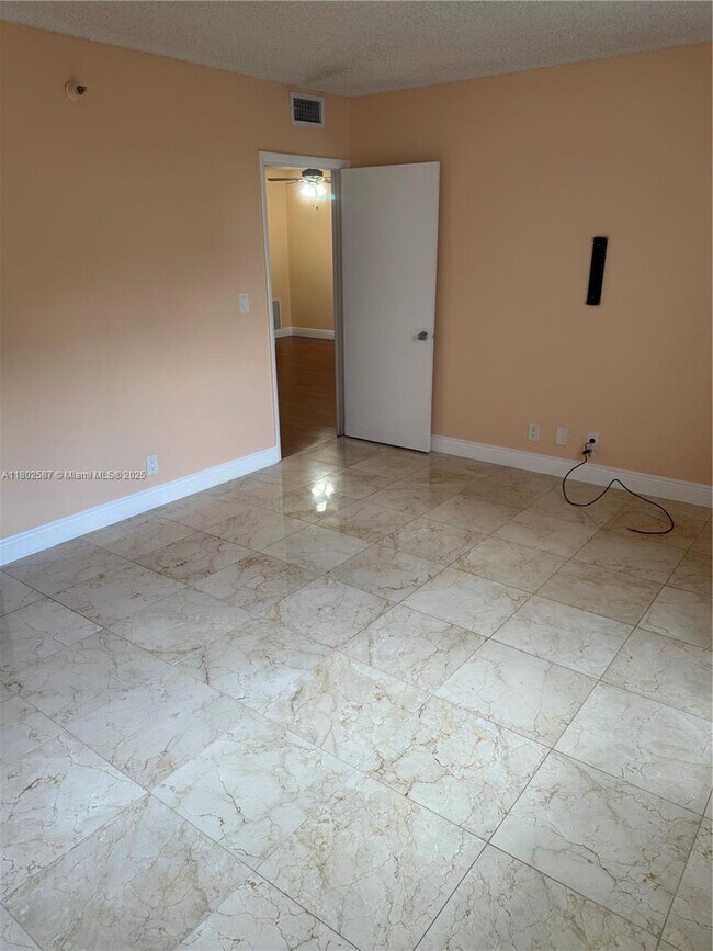 Building Photo - 901 Hillcrest Dr