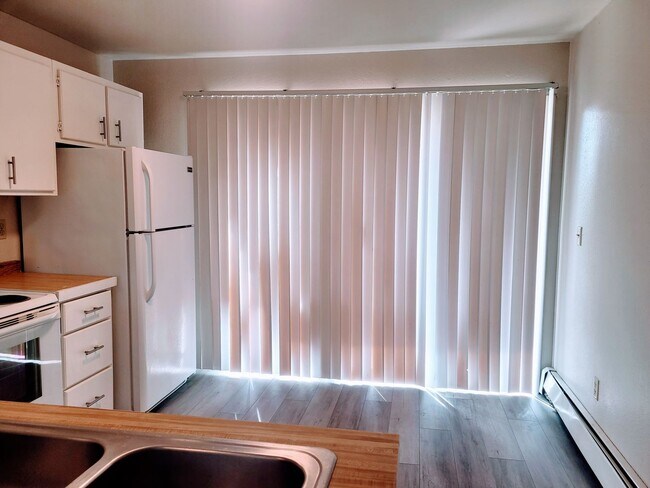 Building Photo - quiet cul-de-sac, new carpet, paint and ap...