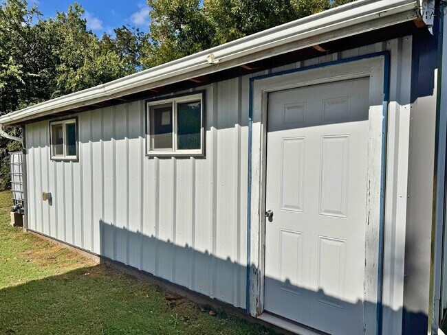 Building Photo - 405 Vaughn St