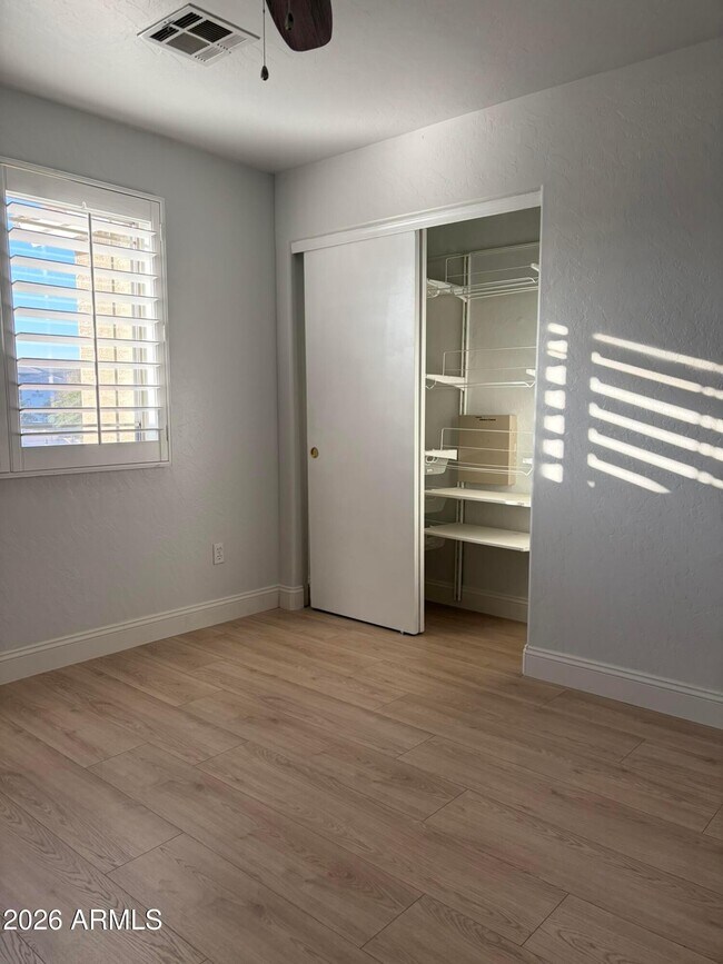 Building Photo - 768 E Irma Ln