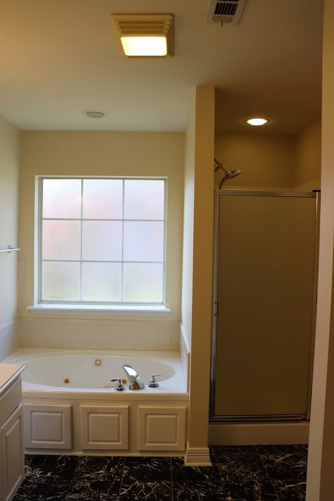Building Photo - Lovely 3 bedroom 2 bath home for lease in ...