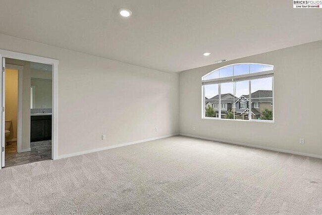 Building Photo - Puyallup Gem: Comfort and Style Combined!