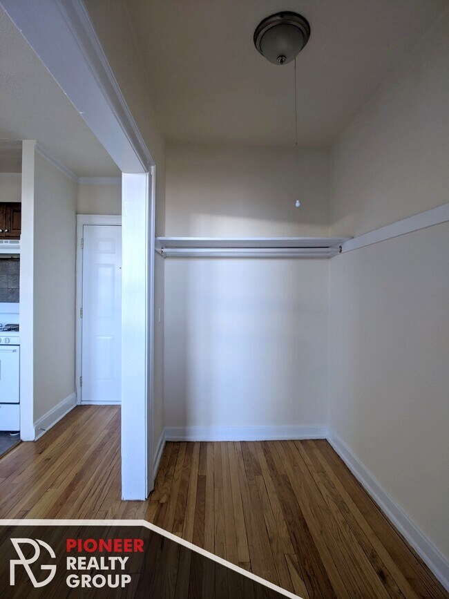 Building Photo - 2704 N Sawyer Ave