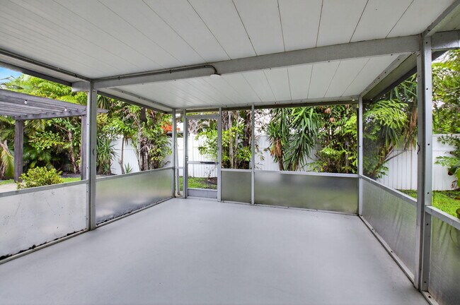 Building Photo - 725 Heron Dr