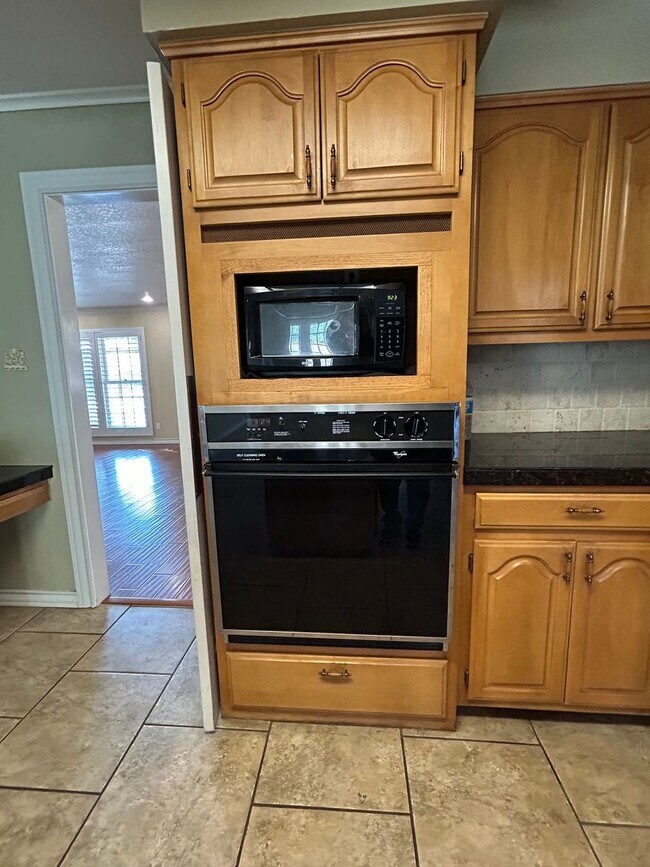 Building Photo - Beautiful Large Family Home!!!