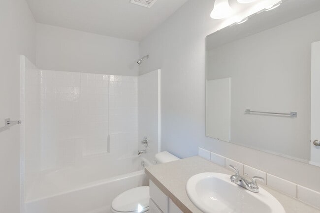 Building Photo - Beautiful, Modern 2 Bedroom Cottage Availa...
