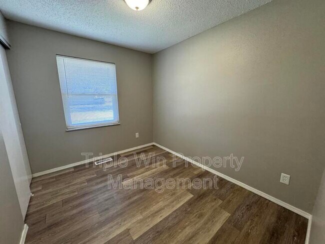 Building Photo - 513 Coachway Ln