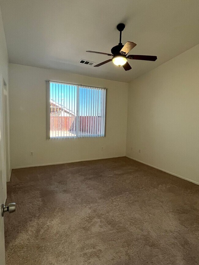 Building Photo - 3 bedroom 2 bath home with large yard available in Adelanto!