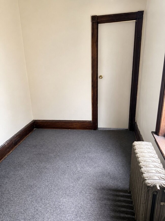 Building Photo - Spacious 6-Bedroom Rental in North Philadelphia | Small Dogs Welcome