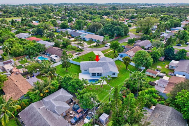 Building Photo - 135 SE 28th Ct