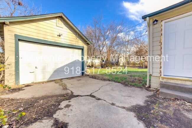 Building Photo - Gorgeous 2 Bedroom West Tulsa Home!