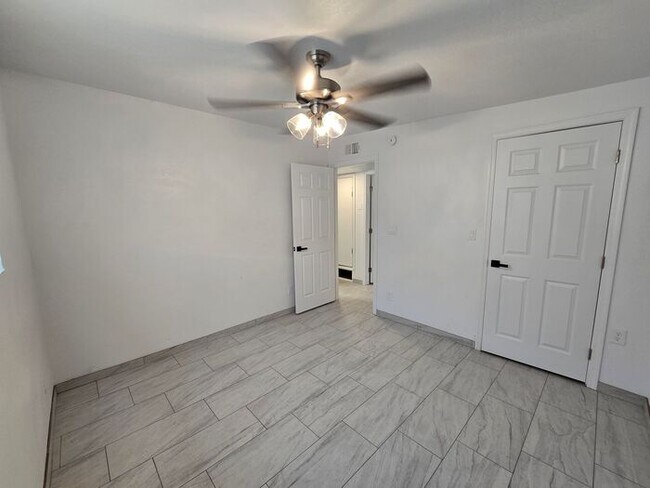 Building Photo - SPACIOUS 2BD/1BA  DUPLEX HOME AVAILABLE NOW!!