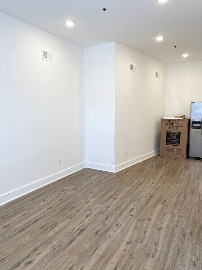 Building Photo - 2425 Frankford Ave