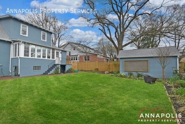 Building Photo - 209 Claude St