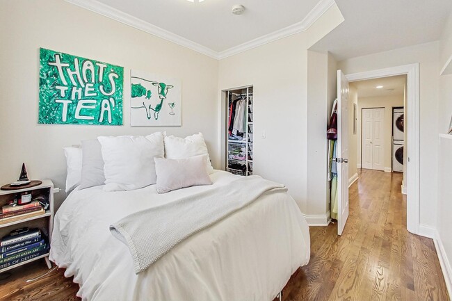 Building Photo - 6150 N Ravenswood Ave