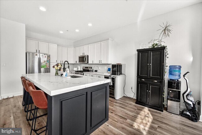 Building Photo - 910 Featherstone St