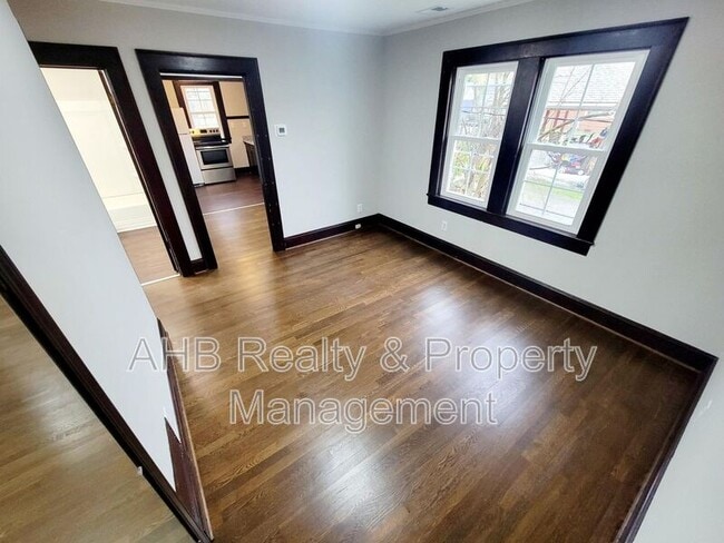 Building Photo - 122 Markham St