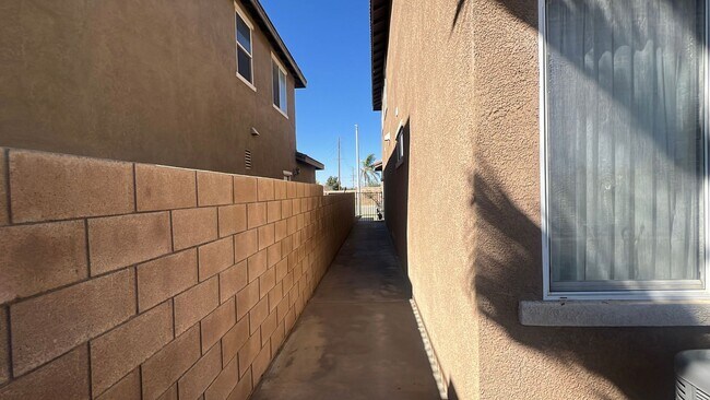 Building Photo - West Palmdale Home in Golf Course