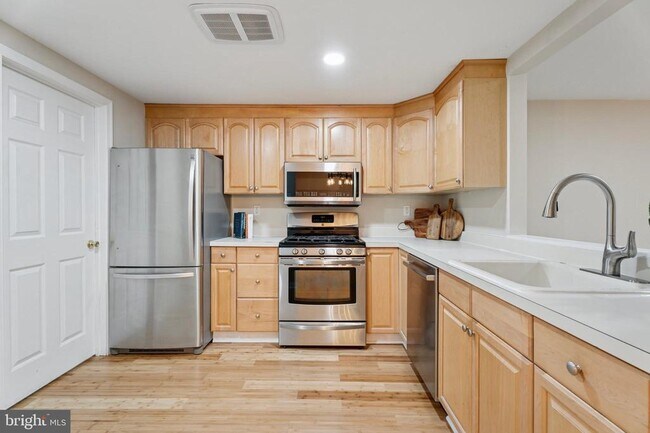 Building Photo - 204 Mountainview Dr