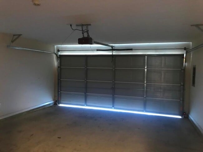 Building Photo - Spacious and Beautiful 3 Bedroom Home