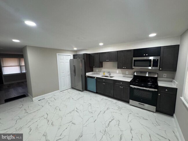 Building Photo - 8050 Lansdale Rd