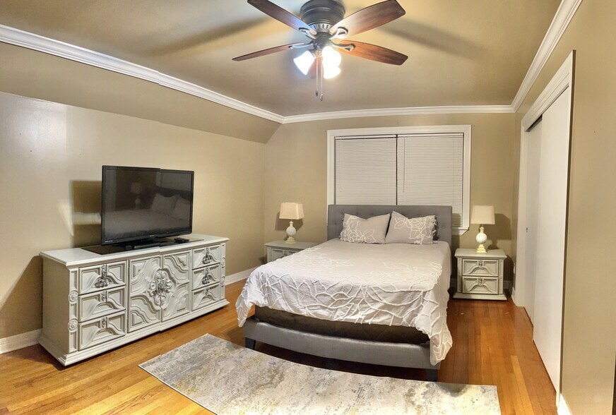 Upstairs Queen Bed - 2512 Parham Dr