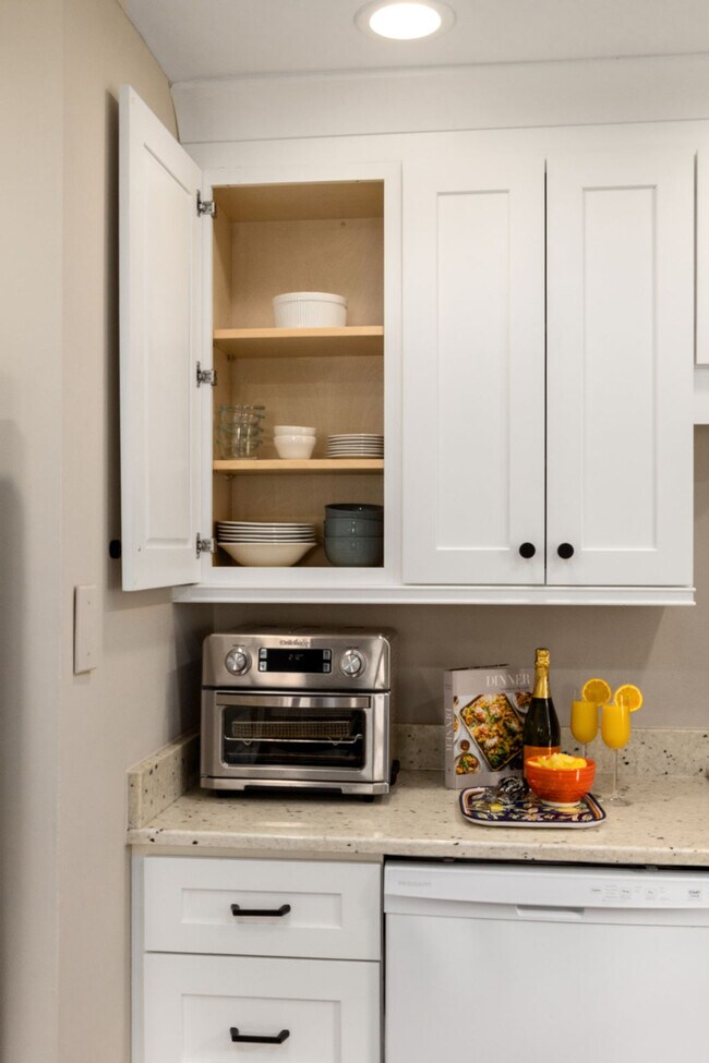 Building Photo - 500 Oak Ave