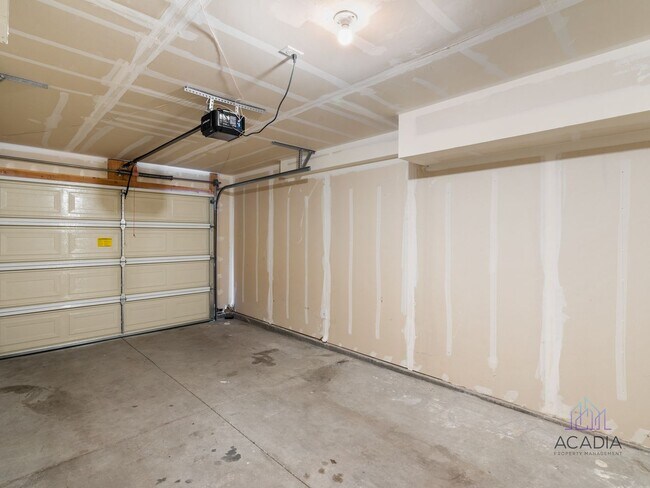 Building Photo - Spacious 3 Bed/2.5 Bath Townhome in Magna Community!