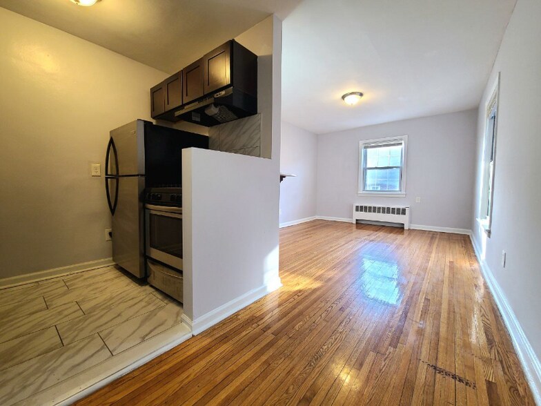 Primary Photo - 2 Beaumont Pl
