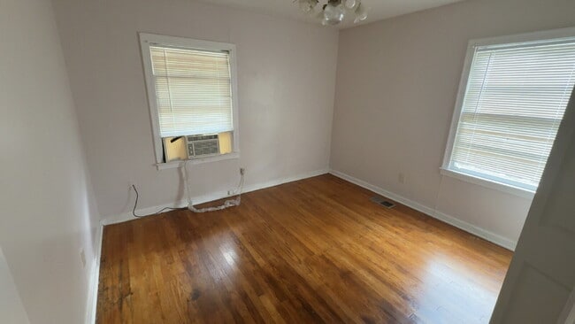 Building Photo - Affordable Duplex in Fondren!